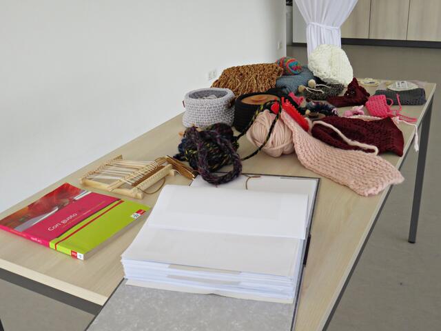 Im Bewegungsraum wird als Freizeitangebot u.a. auch gestrickt | Foto: Brigitte Melder