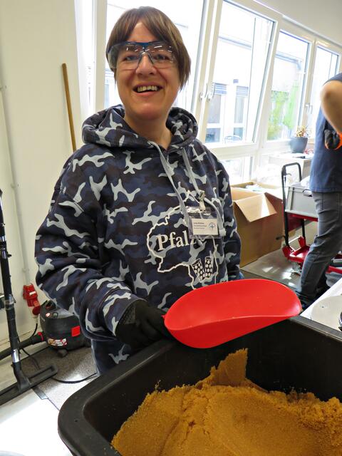 Andrea Lang beim Granulat | Foto: Brigitte Melder