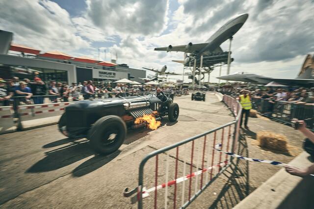 „Mavis“ spuckt Feuer vor der Kulisse der Boeing 747 | Foto: Technik Museum Speyer