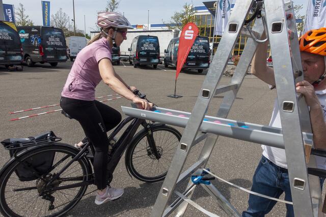 Einhändig fahren. Ball aufnehmen | Foto: Gerhard Öfner