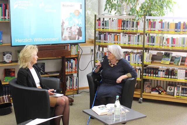 Verlegerin Dr. Annette Nünnerich-Asmus im Gespräch mit Ruth Ratter | Foto: Peter Herzer
