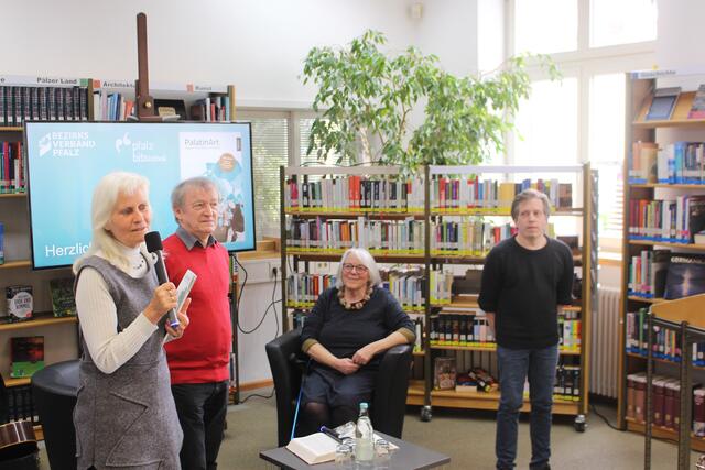 Vorstellung des Redaktionsteams. Von links: Regina Reiser, Morphy Burkhart, Ruth Ratter und Dr. Manuel Theophil. Sarah Angelmahr war verhindert.  | Foto: Peter Herzer