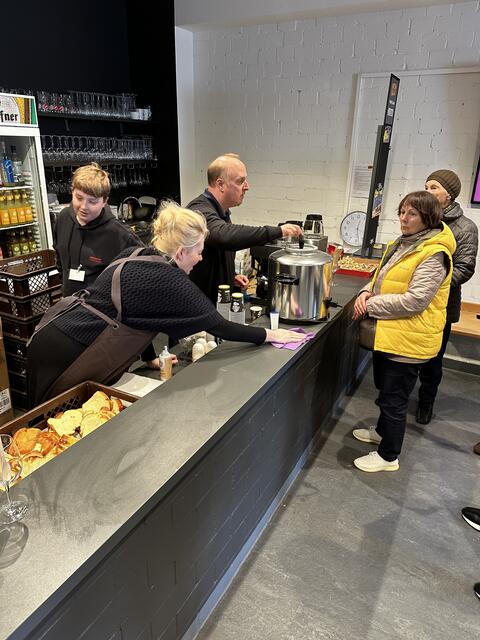 Auch am Kuchenbuffet war die Nachfrage groß. | Foto: Oliver Langewitz
