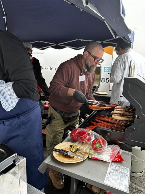 1.200 Würste wurden gegrillt. | Foto: Oliver Langewitz