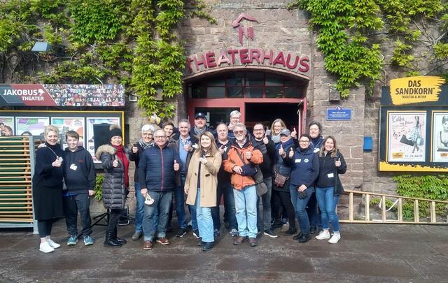 Über 50 ehrenamtliche Helferinnen und Helfer der Kalsruher-Lions-Clubs und des Leo-Clubs Karlsruhe ermöglichten mit ihrem Einsatz die Vespertafel 2024. | Foto: Lions-Club Karlsruhe-Mitte