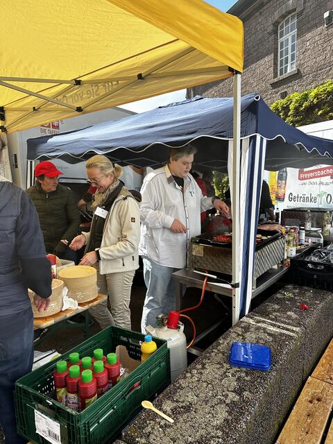 Trotz frostiger Temperaturen waren alle Helfer stundenlang bei der Sache. | Foto: Oliver Langewitz