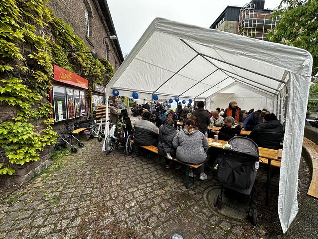 Über 450 bedürftige Menschen nahmen an der Vespertafel teil. | Foto: Oliver Langewitz