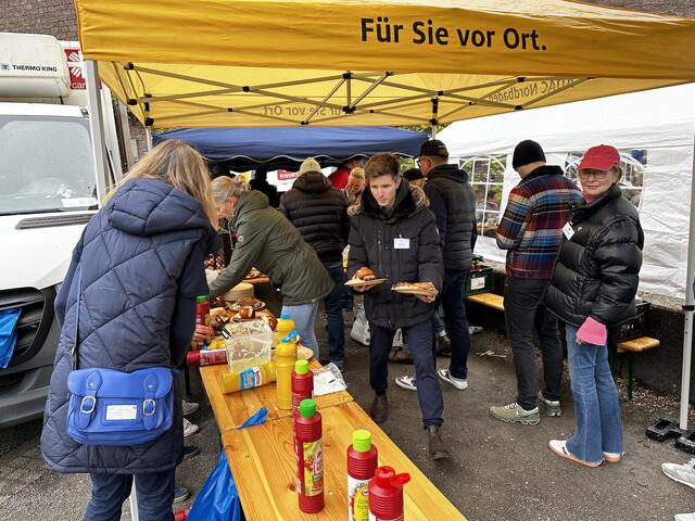 Die Helfer waren über mehrere Stunden im Einsatz. | Foto: Oliver Langewitz