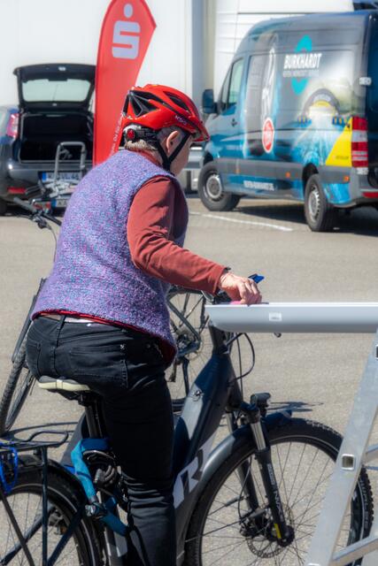 Einhändig fahren, Ball aufnehmen | Foto: Gerhard Öfner