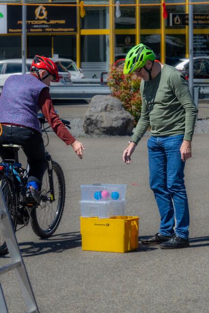 Einhändig fahren, Ball abgeben | Foto: Gerhard Öfner