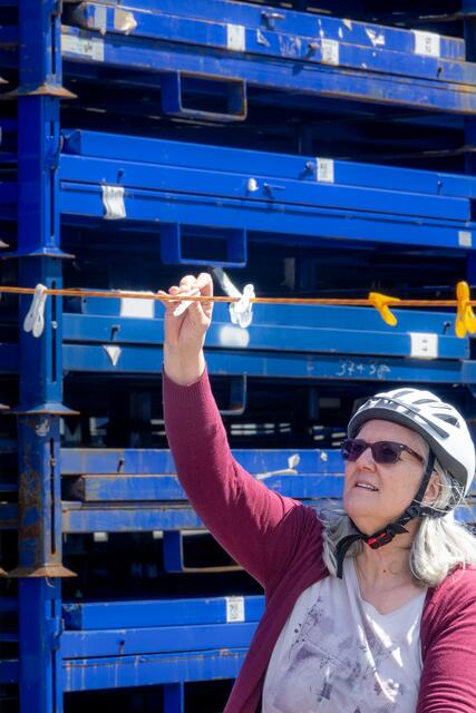 Einhändig fahren, Wäscheklammer abnehmen | Foto: Gerhard Öfner
