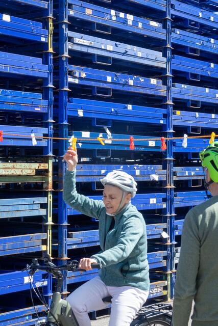 Einhändig fahren, Wäscheklammer anbringen | Foto: Gerhard Öfner