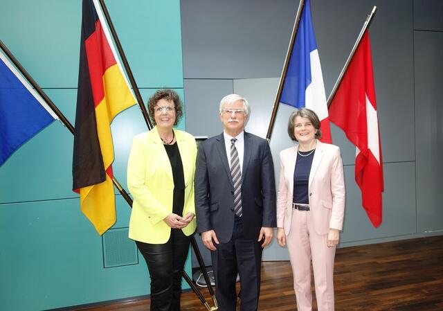D-F-CH ORK Delegationsleiterpräsidium am 26. April 2024, v.l.n.r.: Regierungspräsidentin Felder, Botschafer Lacoste, Regierungsrätin Schweizer | Foto: Sekretariat ORK