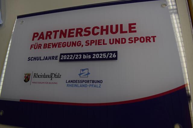 Das nagelneue Eingangsschild | Foto: B. Bender