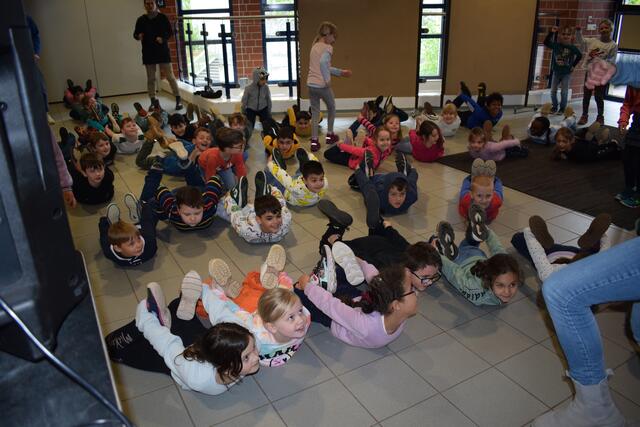 Die Kinder der Grundschule "machen die Robbe" | Foto: B. Bender