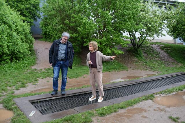 Elke Grimminger und Gerd Dietrich am neuen Trampolin | Foto: B. Bender