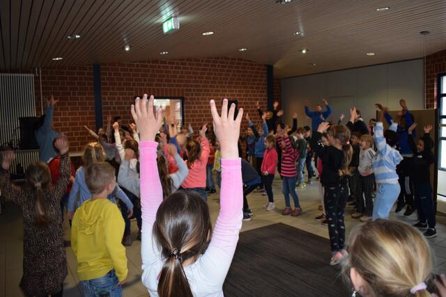 Die Begeisterung am Tanzen und Springen ist ansteckend | Foto: B. Bender