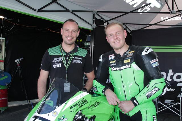 Kawasaki-Teamchef Florian Wiedemann (links) war mit seinem Fahrer Pascal Schneider 2023 sehr zufrieden | Foto: Michael Sonnick