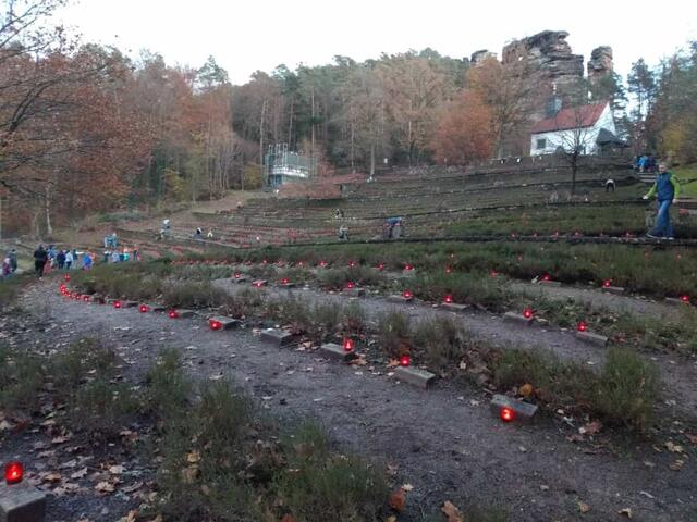 Wann Volkstrauertag ist: In Dahn wird zum Volkstrauertag die Gedenkstätte für die Gefallenen im zweiten Weltkrieg feierlich beleuchtet.  | Foto: Ursula Anstett