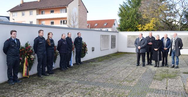 Wann und warum man den Volktrauertag feiert, wird mit den vielen Gedenkveranstaltungen deutlich, wie hier durch die Vertreter der Stadtspitze in Mutterstadt.  | Foto: Gemeinde Mutterstadt