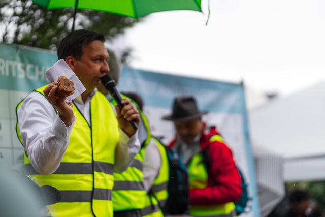 Moderator Christian Hormuth verkündet einen Sieger | Foto: Benjamin Klose
