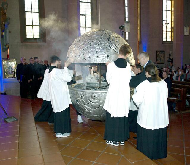 Weihrauch wird eingelegt. | Foto: Urheber: W. Schmidhuber