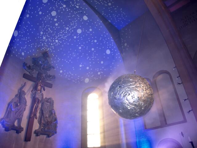 Das schwingende weltgrößte Weihrauchfass beim Konzert | Foto: Urheber: W. Schmidhuber