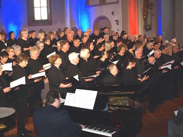 Der Chor zeigt sein Können. | Foto: Urheber: W. Schmidhuber