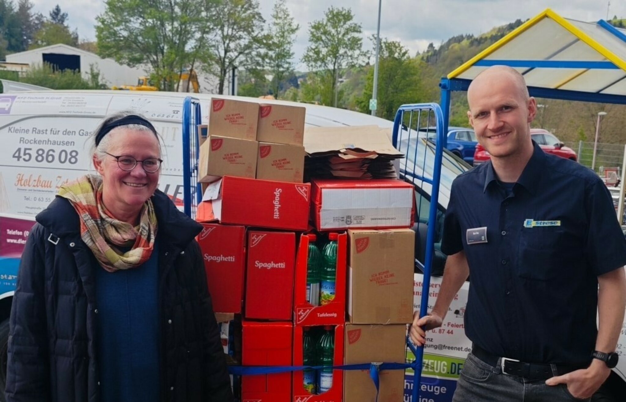 Spendenübergabe an die Tafel: Kundinnen und Kunden von EDEKA Strese in ...