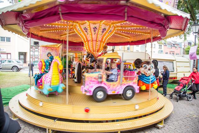Maimarkt Kirchheimbolanden: Das Karussell ist der Magnet, der die Mädchen und Jungen anzieht | Foto: Roland Kohls