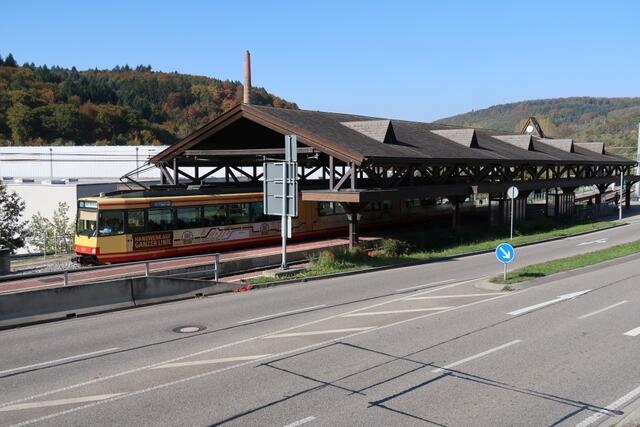 Am Bahnhof Busenbach verkehren die Stadtbahnen S1, S11 und S12 sowie der Waldbronner Bus 155. | Foto: Roland Jourdan