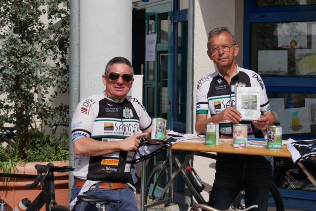 Jochen Glas und Rudi Birkmeyer aktiv in der Spendenaktion für krebskranke und bedürftige Kinder! | Foto: Dieter Hammann