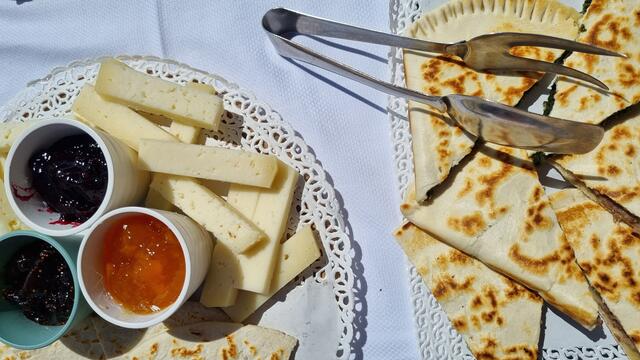 Kombination von Aromen: „Piadina“, ein dünnes und mitunter auch gefülltes Fladenbrot, ist zum Beispiel mit Käse und einer „süßen Begleitung“ ein gut schmeckender und schneller Snack.  | Foto: © www.jowapress.de
