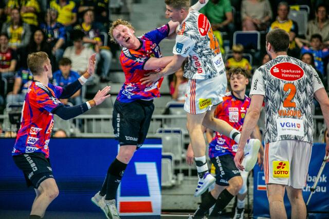 Harter Zweikampf - Gustav Davidsson | Foto: Wolfgang Neuberth