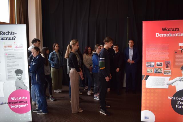 Die Führung durch die Ausstelllung beginnt | Foto: B. Bender