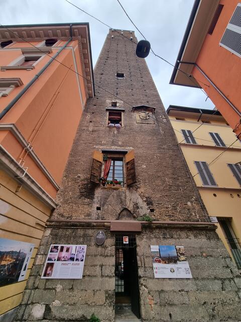 Das ehemalige Wohngebäude, der „Torre Prendiparte“ aus dem 12. Jahrhundert war auch schon mal Gefängnis – ist heute ein Turmhotel, je Stock ein Zimmer, allerdings ohne Aufzug, dafür mit toller Sicht!  | Foto: © www.jowapress.de