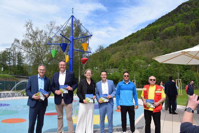Freuten sich über die gelungene Sanierung des Trifelsbads: Landrat Dietmar Seefeldt, Staatsminister Alexander Schweitzer, Staatssekretärin Simone Schneider, Bürgermeister Christian Burkhart, Fachangestellter für Bäderbetriebe Dennis Büchler und Norbert Albert vom DLRG. (v.l.n.r.) | Foto: Bender