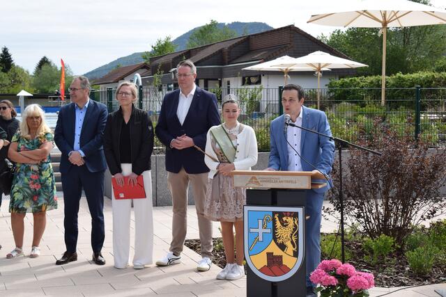Verbandsbürgermeister Christian Burkhart eröffnet feierlich das nagelneue Trifelsbad | Foto: Bender