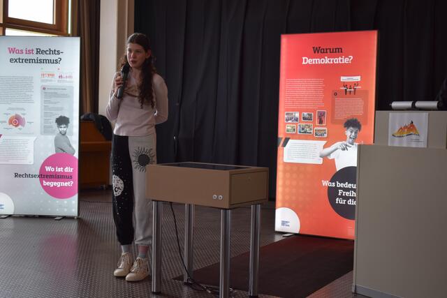 Samira kündigt den Demokratie-Tag an | Foto: B. Bender