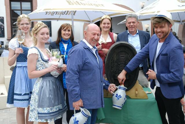 Fassanstich mit lokalen Berühmtheiten oder Rede von der Hoheit höchstpersönlich: Die Weinkönigin oder die Weinprinzessinnen eröffnen einige der Veranstaltungen. Hier im Bild: Fassweinanstich auf dem Maifest in Maikammer mit Weinprinzessin Sarah Frankmann, Schauspieler Tim Poschmann und dem Beigeordneten Klaus Humm | Foto: Markus Pacher