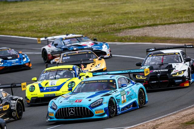 Max Reis zeigt in seinem blauen Mercedes-AMG GT3 ein starkes Debüt im ADAC GT Masters | Foto: Gruppe C Photography