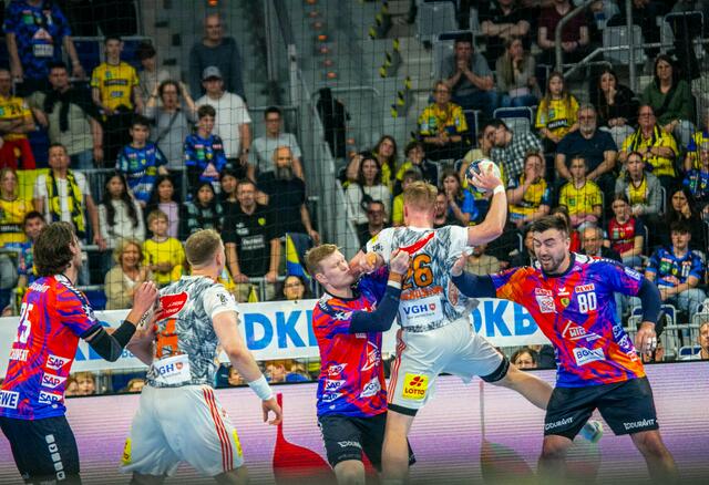 Ymir Örn Gislason und Jannik Kohlbacher bei der Abwehr  | Foto: Wolfgang Neuberth