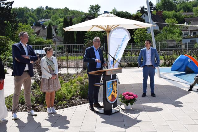 Auch Landrat Dietmar Seefeldt übermittelt seine Glückwünsche | Foto: Bender