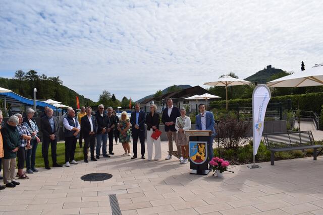 Zahlreiche Besucherinnen und Besucher sind gekommen um das neue Bad in Augenschein zu nehmen | Foto: Bender
