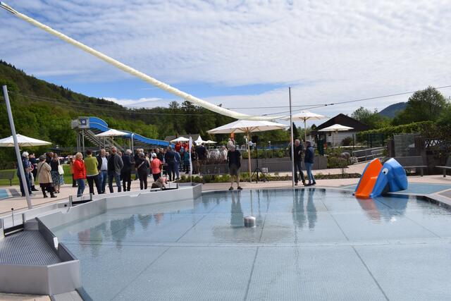 Das Kinderplanschbecken mit Minirutsche | Foto: Bender