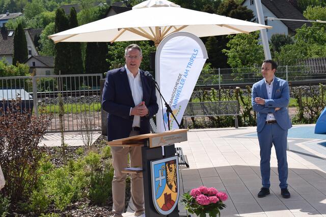 Staatsminister Alexander Schweitzer betont, wie wichtig dieses Freibad für Annweiler und die Region ist | Foto: Bender