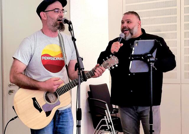Sorgten mit ihren Pfälzer Hymnen für gute Stimmung im Saal: Monji El Beja und Christoph Erbach von der Band „Fine R.I.P“ | Foto: Markus Pacher