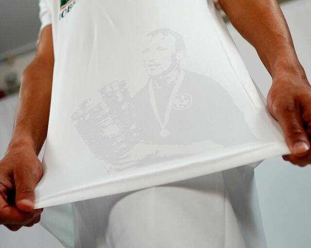 Unvergessene Bilder in den Köpfen der FCK-Fans: Andi Brehme mit dem DFB-Pokal kurz nachdem der FCK Tage zuvor in die zweite Liga abstieg und die wenigsten Fußballfans den Lautrern den legendären Pokalsieg zutrauten. | Foto: 1. FC Kaiserslautern