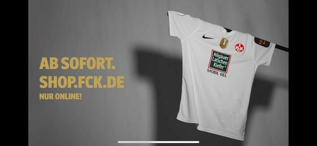 Das Sondertrikot trägt das Konterfei zu Andi Brehme mit dem DFB-Pokal nach dem Pokalsieg 1996; hier auf dem Bild rechts unten zu sehen | Foto: 1. FC Kaiserslautern