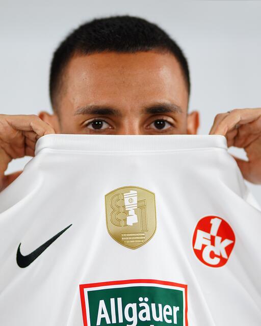 Das goldene DFB-Pokal-Badge in der Mitte des Trikots über Sponsor Allgäuer Latschenkriefer: Zu sehen ist der DFB-Pokal im Vordergrund, im Hintergrund die Zahl 81 für die 81. Austragung des DFB-Pokals und die Spielpaarung plus dem Datum, dem 25. Mai 2024 darunter | Foto: 1. FC Kaiserslautern